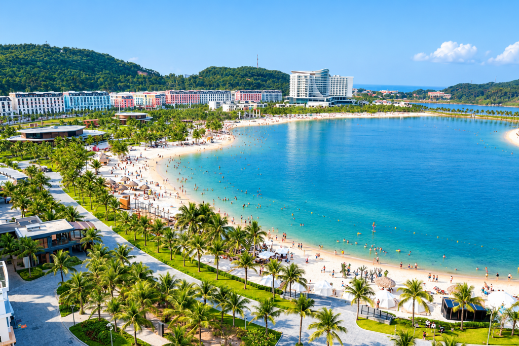 Bãi biển và khu nghỉ dưỡng ở Đồ Sơn Hải Phòng nhìn từ trên cao, đông khách tắm biển bên hàng dừa và lối dạo ven bờ