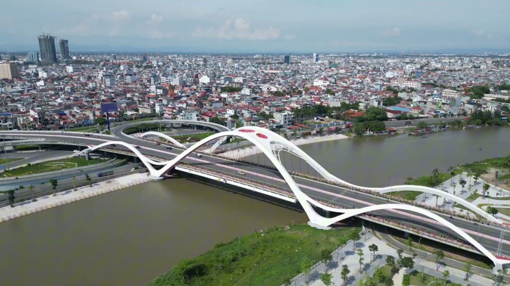 Cầu Rào hiện nay với ba vòm thép trắng bắc qua sông Lạch Tray nhìn từ trên cao, hai bên là khu dân cư dày đặc của Hải Phòng
