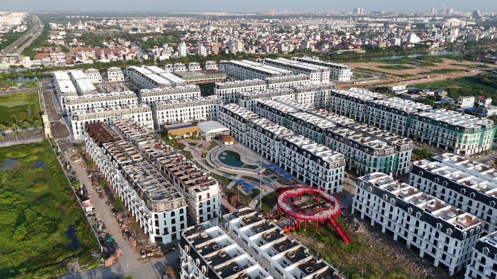 Dự án Hoàng Huy Green River nhìn từ trên cao, các dãy liền kề mái đỏ quây quanh bể bơi và biểu tượng trái tim đỏ giữa quảng trường