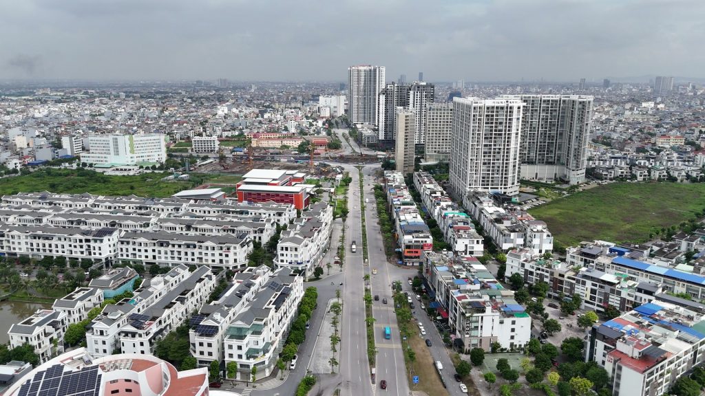 Khu nội thành cũ Hải Phòng nhìn từ trên cao với cụm chung cư cao tầng đứng giữa những dãy nhà phố thấp tầng và trục đường lớn
