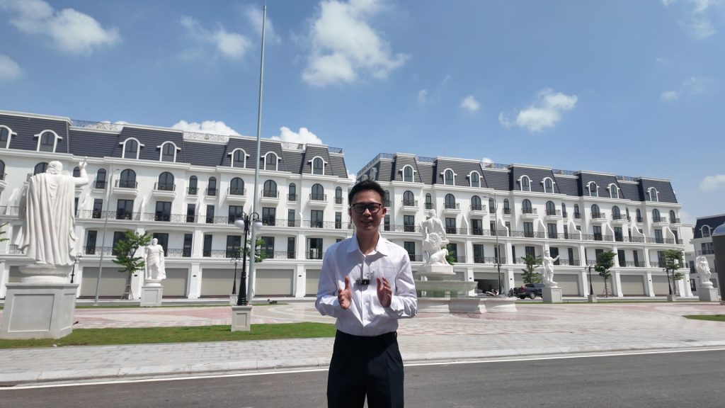Quảng trường trung tâm Hoàng Huy Green River với hàng tượng trắng hai bên, phía sau là dãy nhà liền kề mái đen trong ngày nắng