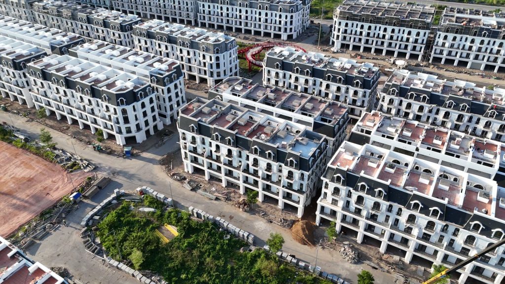 Dãy liền kề phân khu Central Park Hoàng Huy Green River nhìn từ trên cao, các căn nhà 5 tầng xếp thành hàng dọc hai bên khoảng xanh ở giữa