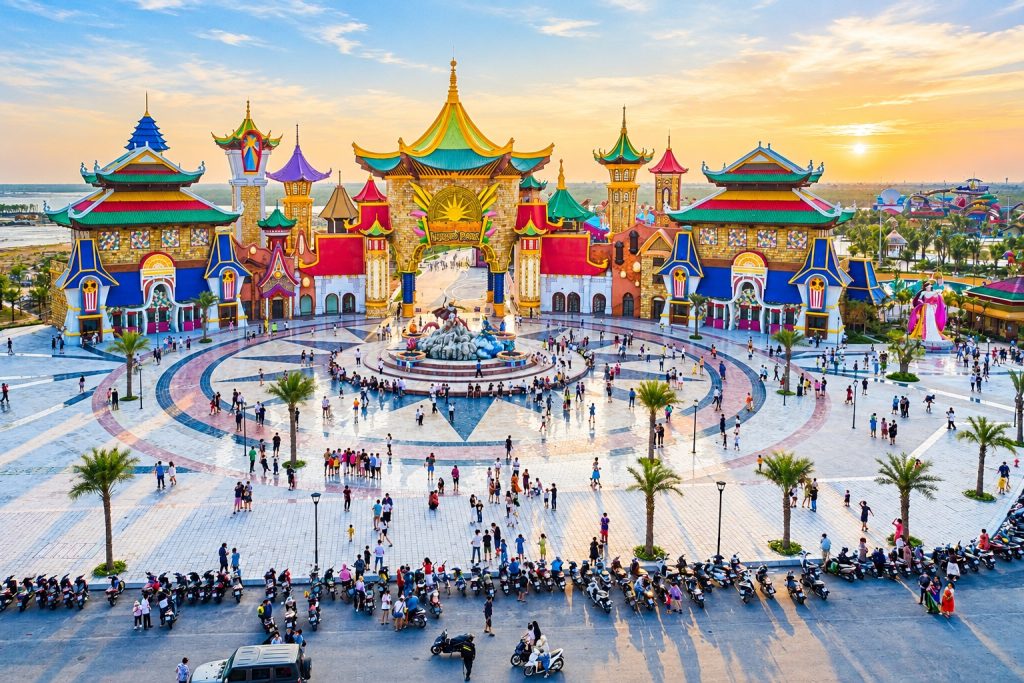 Cổng khu vui chơi giải trí ở Đồ Sơn Hải Phòng lúc hoàng hôn, đông khách trên quảng trường phía trước