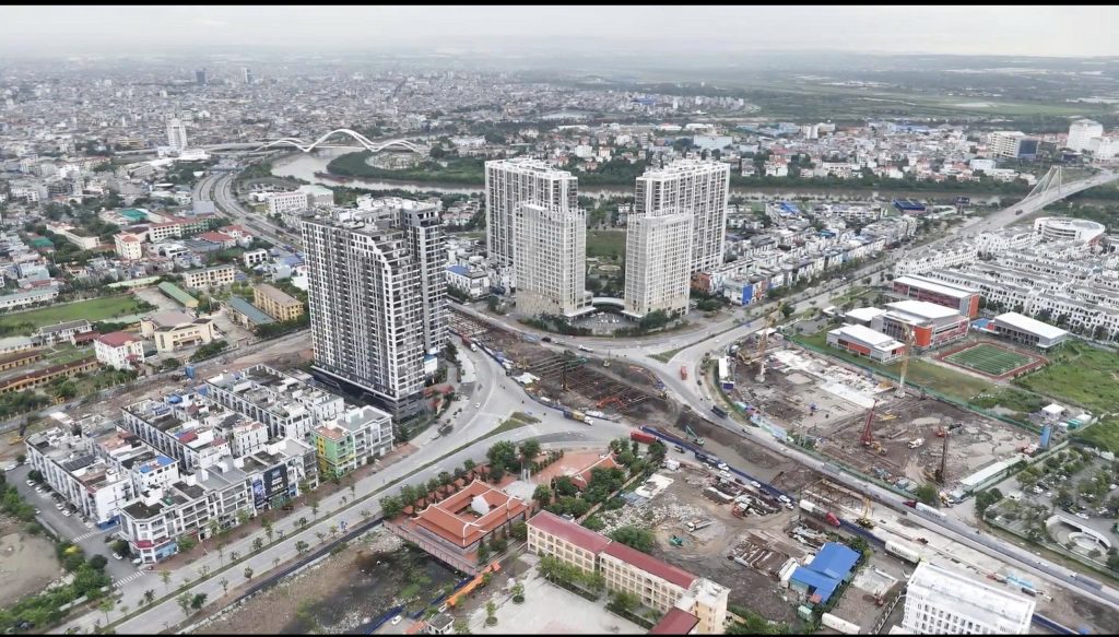 Khu đô thị mới ở Hải Phòng nhìn từ trên cao với các toà căn hộ, khu nhà phố và công trường hầm chui đang thi công tại nút giao lớn