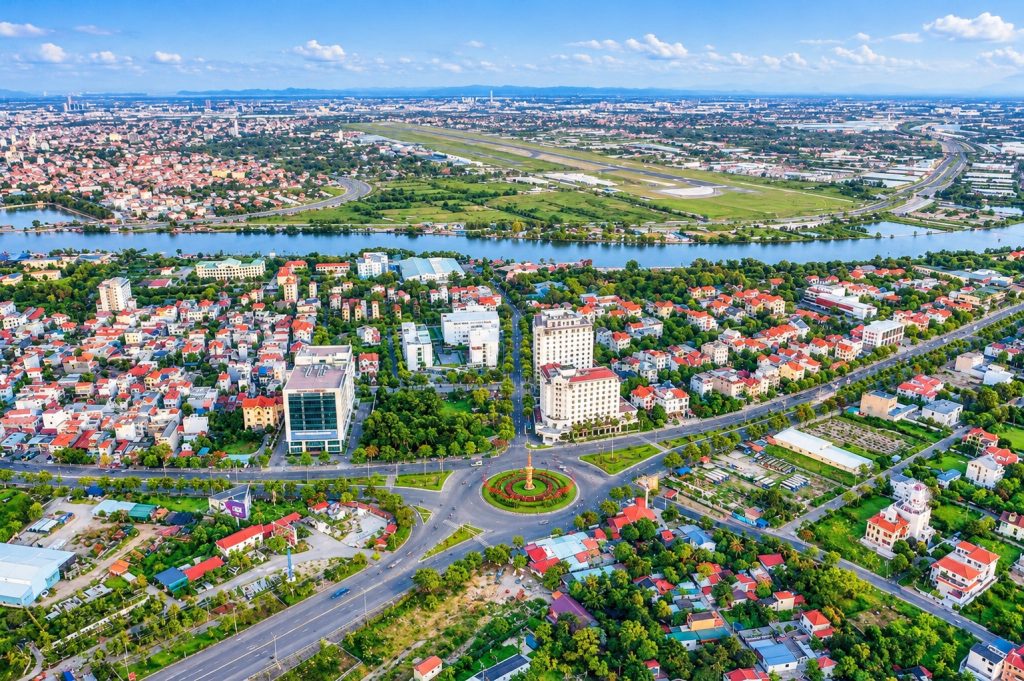 Khu vực Dương Kinh Hải Phòng nhìn từ trên cao bên bờ sông, phía xa là đường băng sân bay Cát Bi và các tuyến đường lớn