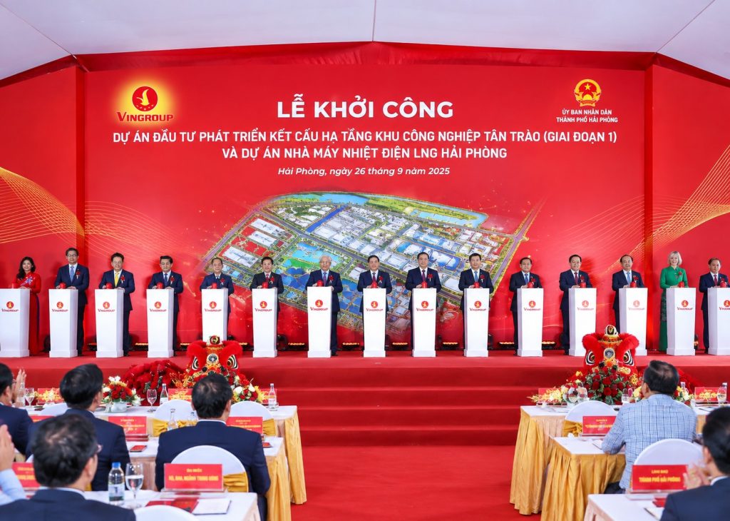Lễ khởi công dự án hạ tầng khu công nghiệp Tân Trào giai đoạn 1 và nhà máy nhiệt điện LNG Hải Phòng, băng rôn đỏ có logo Vingroup và Ủy ban nhân dân thành phố Hải Phòng