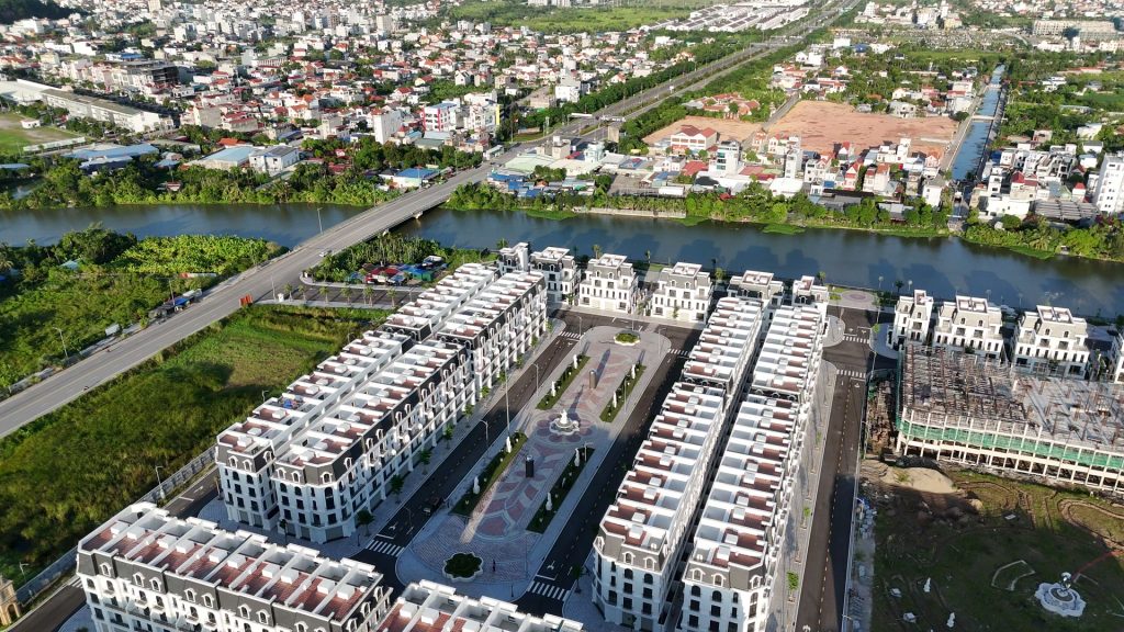 Dãy biệt thự ven sông Hoàng Huy Green River nhìn từ trên cao, các căn 4 tầng xếp thành hàng bên dòng sông Hòn Ngọc
