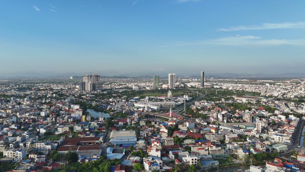 Đô thị Hải Phòng nhìn từ trên cao lúc sáng sớm, nhà cửa san sát trải rộng, phía xa là vài toà nhà cao tầng
