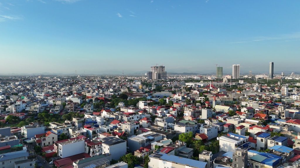 Thành phố Hải Phòng nhìn từ trên cao, các toà cao tầng mọc lên phía sau khu nhà phố mái đỏ san sát
