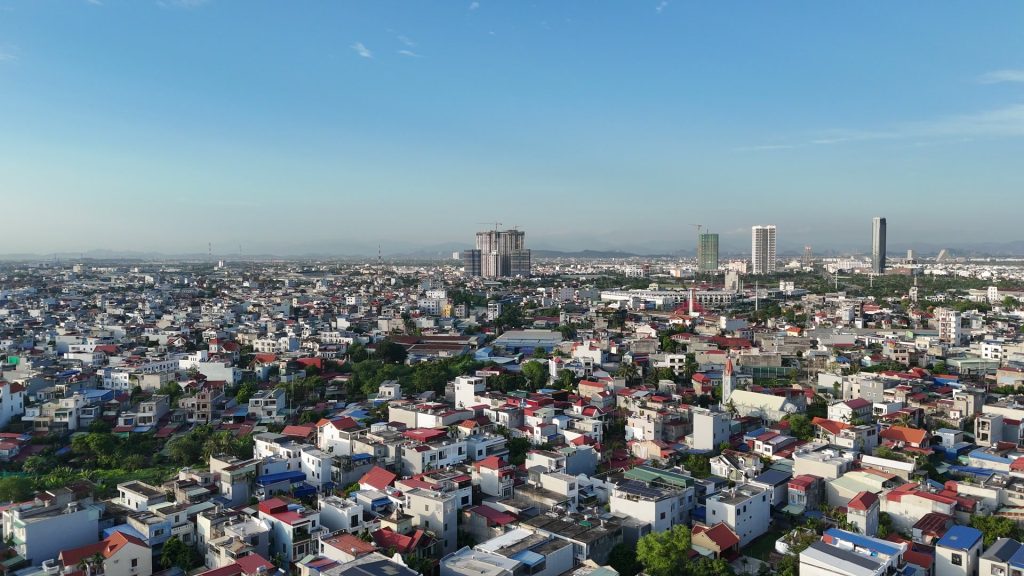 Đô thị Hải Phòng nhìn từ phía dự án vào buổi chiều, khu dân cư thấp tầng trải rộng, phía xa là các toà nhà cao tầng của trung tâm thành phố