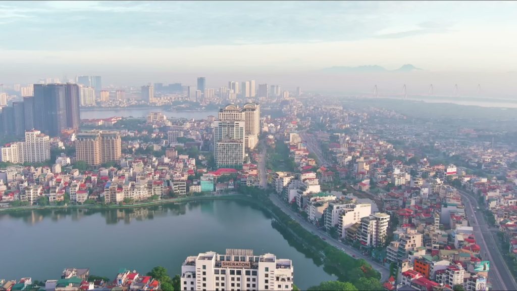 Đô thị Hải Phòng ven hồ nhìn từ trên cao lúc sáng sớm, nhà cửa san sát chạy ra phía biển