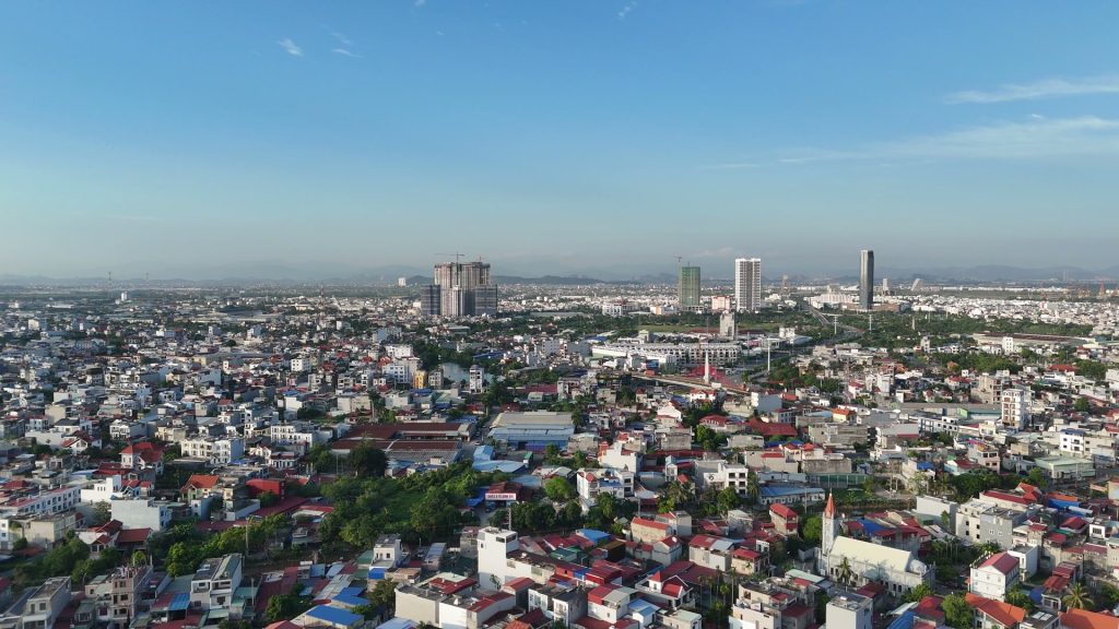 Khu dân cư thấp tầng san sát ở Hải Phòng nhìn từ trên cao vào buổi sáng, phía xa là vài toà nhà cao tầng đang xây