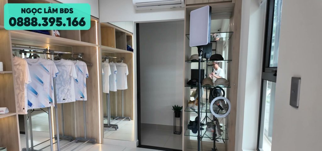 Phòng đa năng trong căn hộ mẫu 1 phòng ngủ AnZen Residences được bày thành chỗ để đồ và góc chụp ảnh