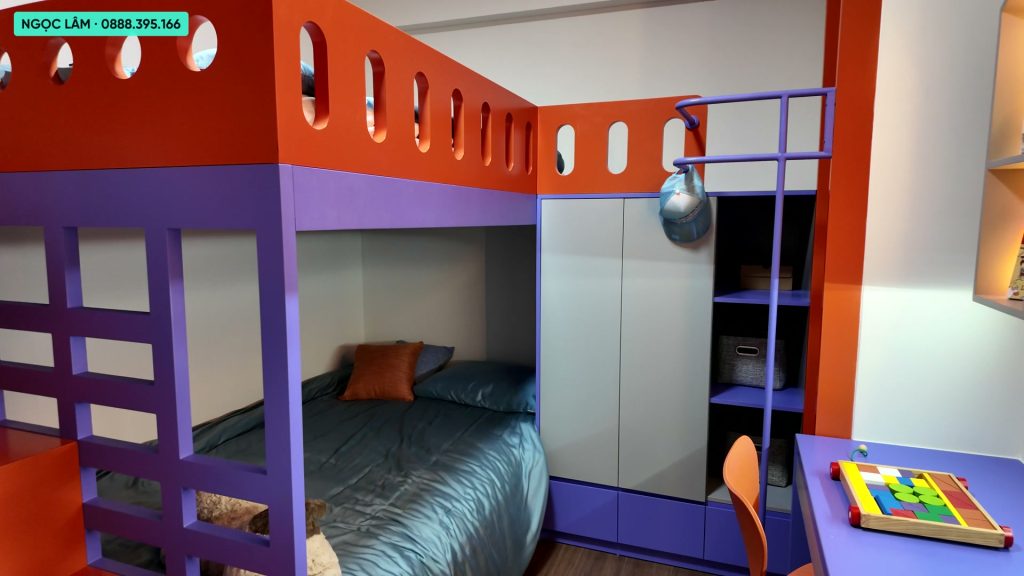 Phòng ngủ thứ hai của căn hộ mẫu AnZen Residences bố trí giường tầng màu cam tím cho hai bé, kèm tủ quần áo và bàn học