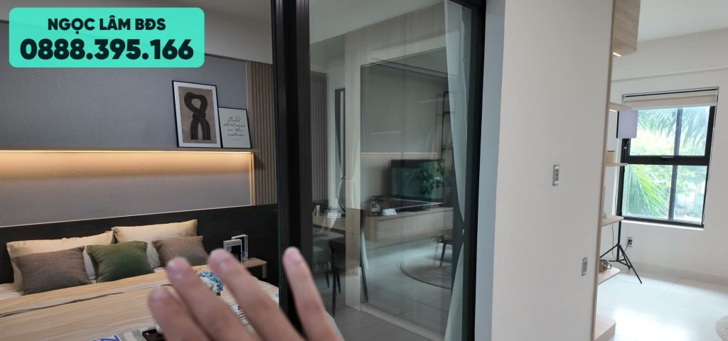 Phòng ngủ chính căn hộ mẫu 1 phòng ngủ AnZen Residences kê giường đôi, tủ quần áo và bàn làm việc